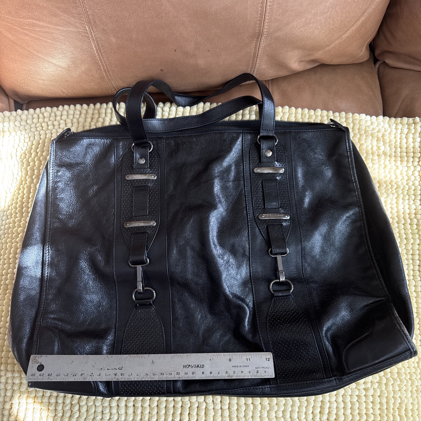 Authentic Balenciaga Vintage Flat Hook, Black leather Tote/Handbag 156428•1669