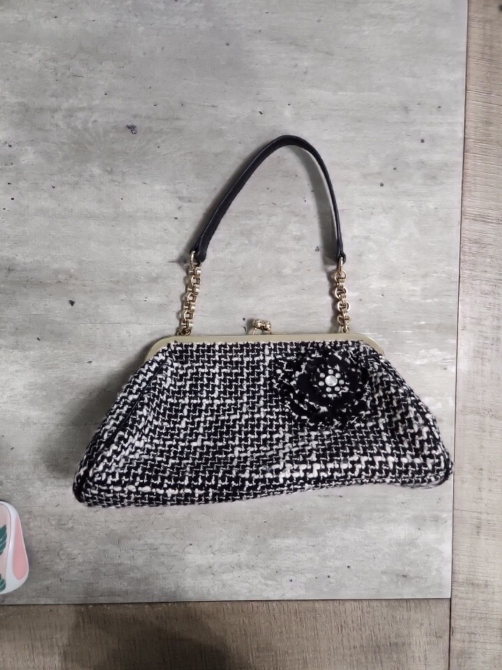 Liz Claiborne White Black 7″ X 12″ Handbag Purse With a 8″ Strap Drop Classy
