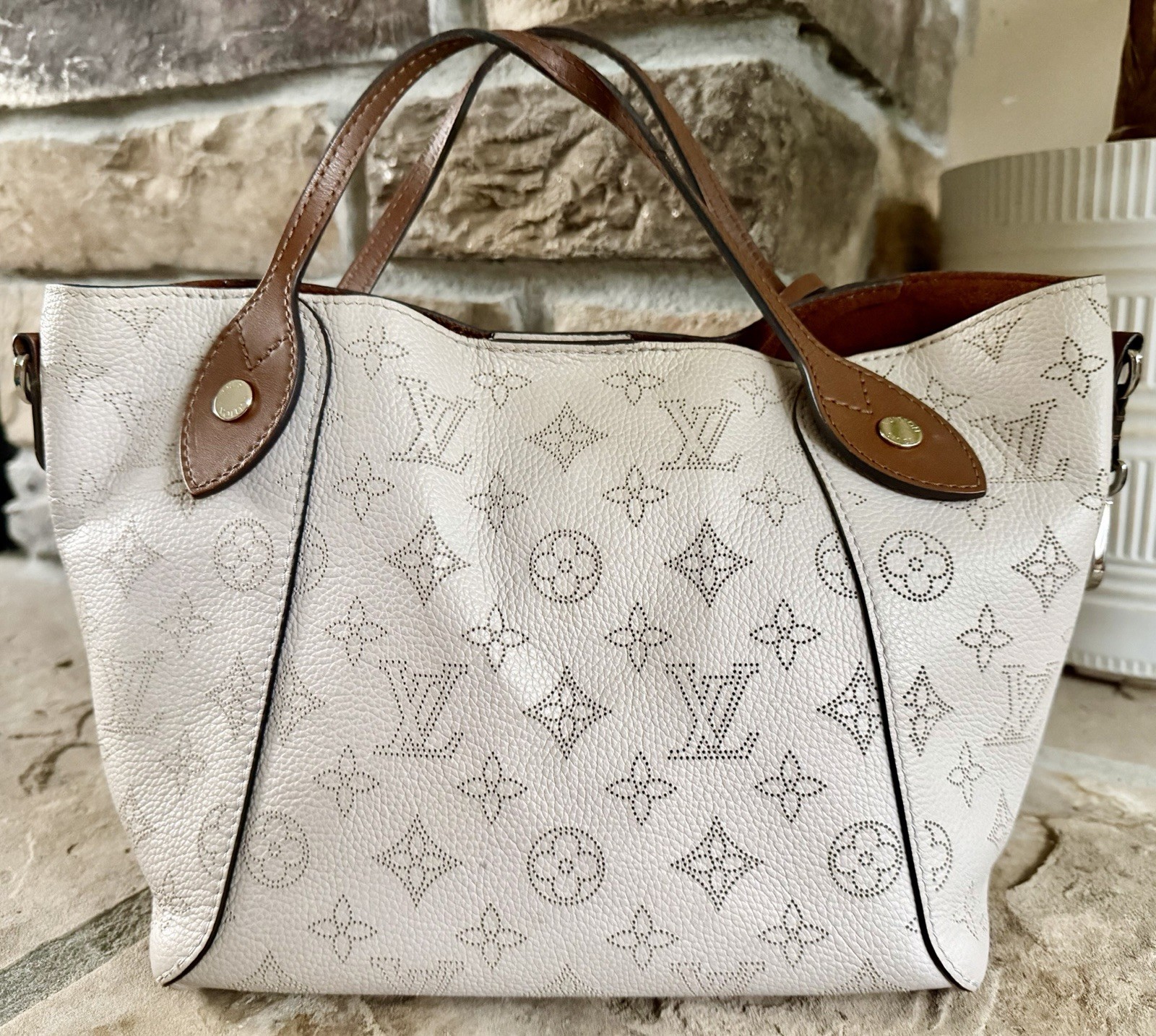 Louis Vuitton Hina Tote PM Beige Mahina Leather