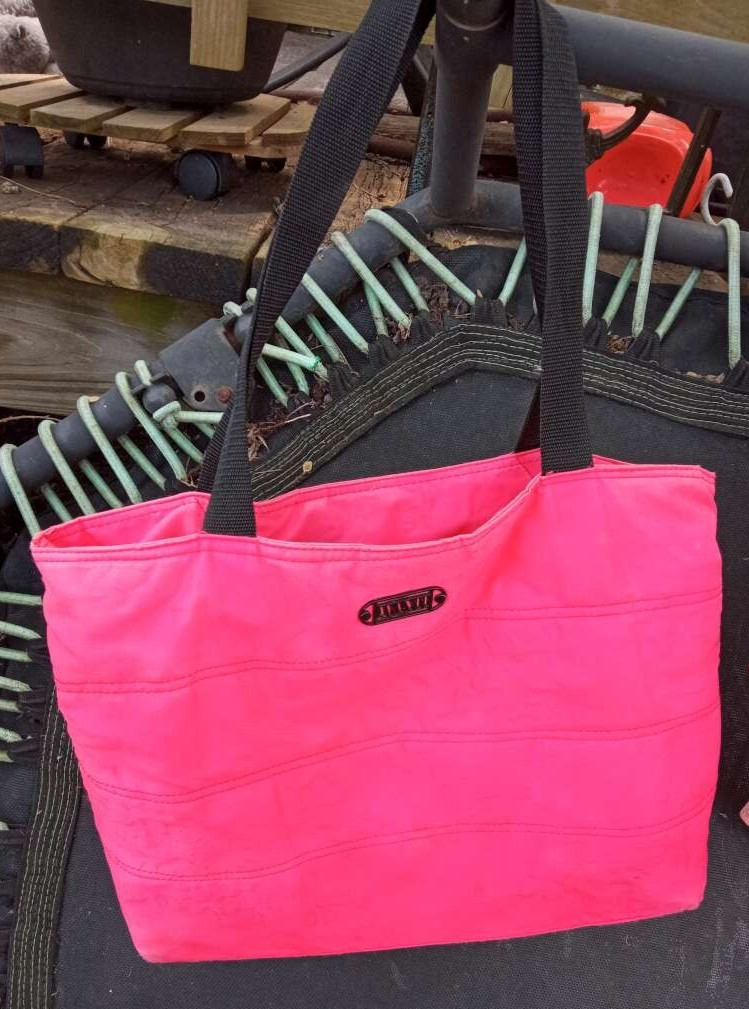 AVANTI Hot Pink Tote Bag Black Strap Metal Logo Tag Zipper Preowned Used Purse