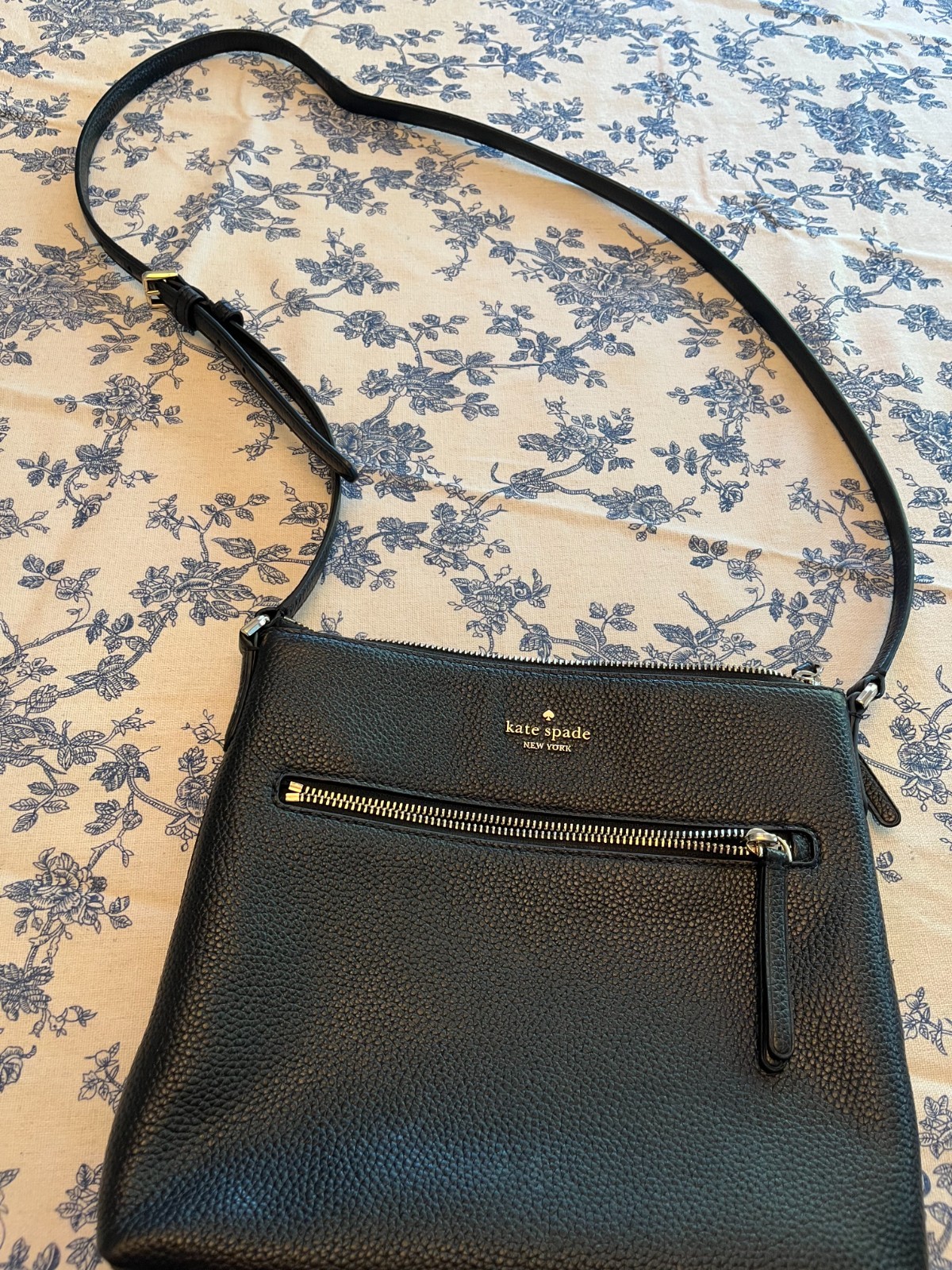 kate spade new york Jackson WKRU5941 Pebbled Crossbody – Black