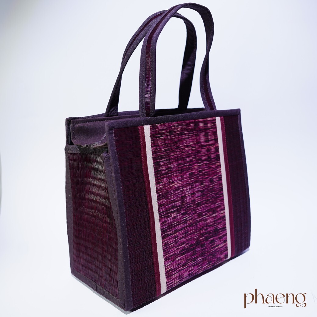 Natural Handmade Tote bag Woven from Sedge mat Carmine Red Simple Elegant