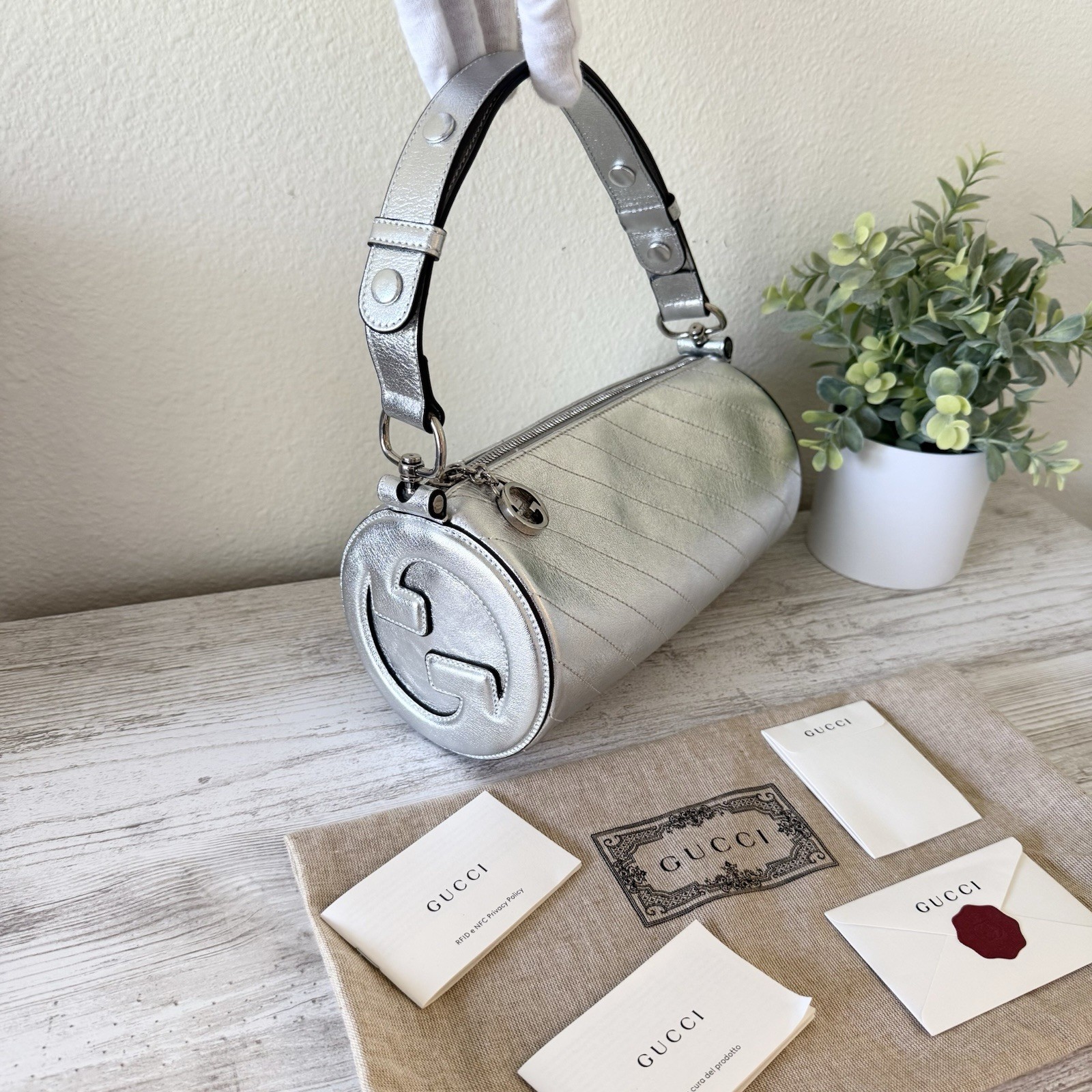 New Gucci Blondie Silver Shoulder medium size handbag with Cylindrical Design