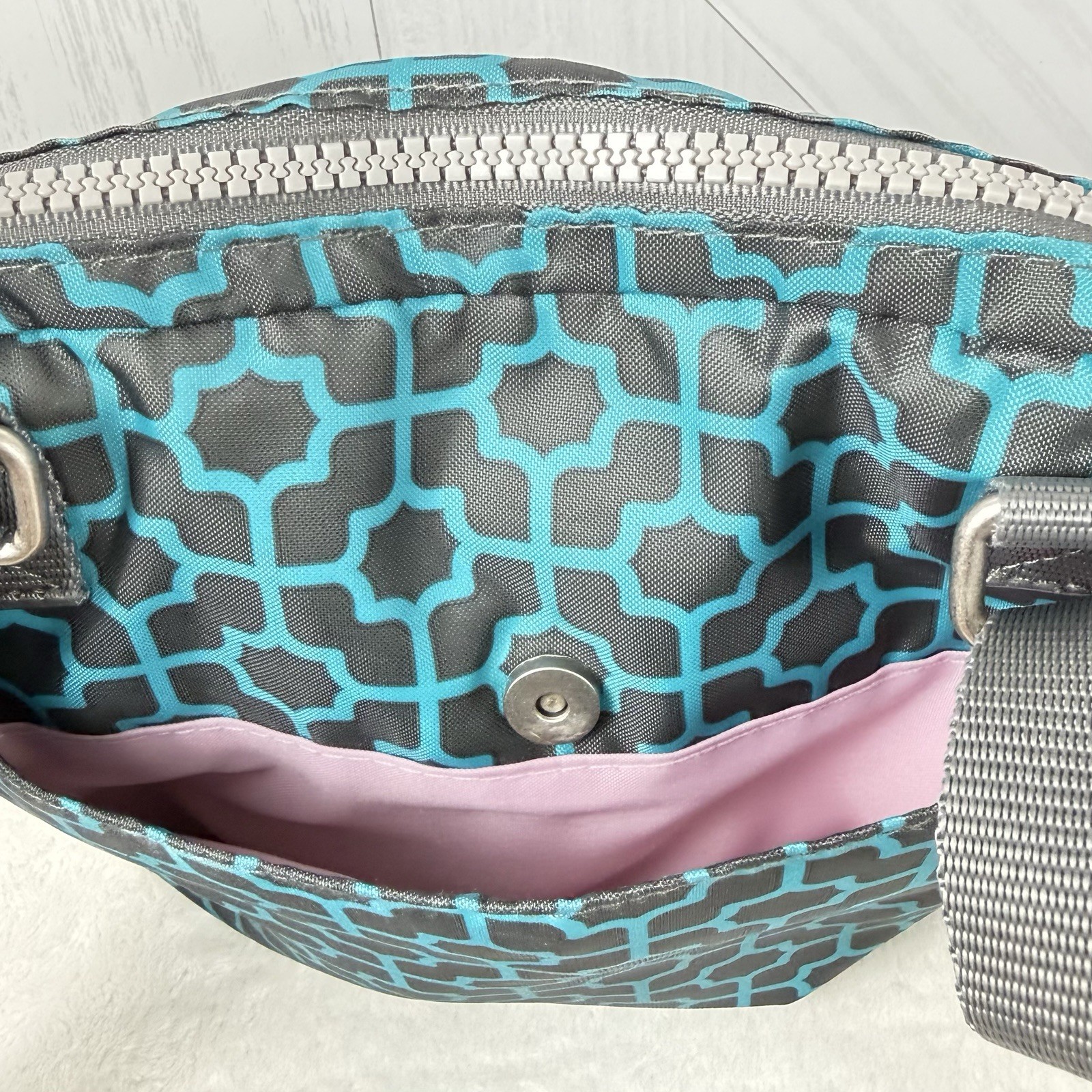 Baggallini Crossbody Bag Blue/Turquoise~Gray Geometric Pattern Adjustable Strap