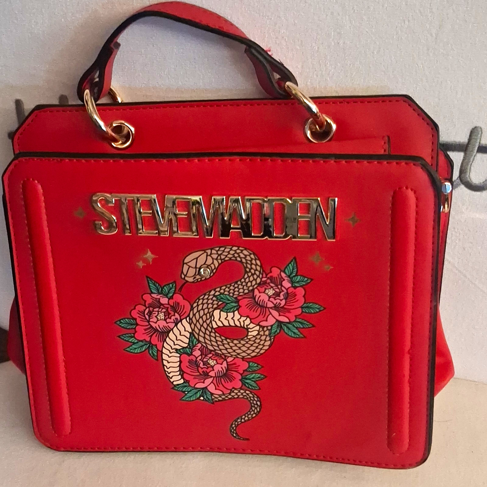 Steve Madden Red Snake And Roses Faux Leather Womens Hand Bag With Pockets