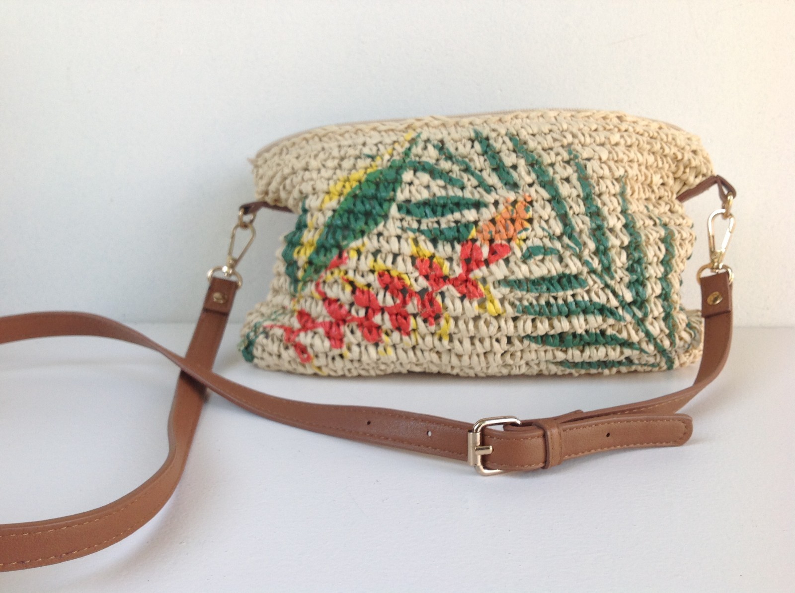 Tropical straw purse/handbag with shoulder strap *missing closing zipper*