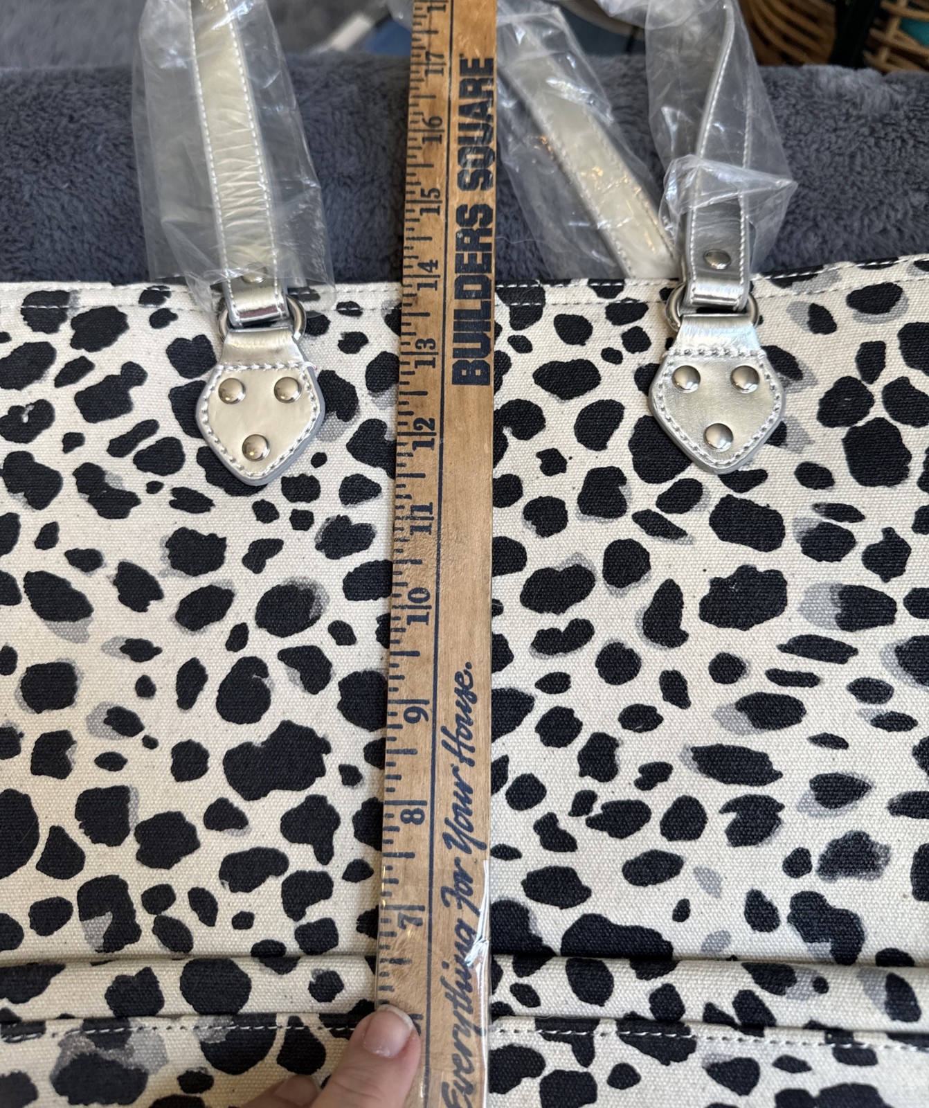 Isaac Mizrahi Live! NWOT~Snow Leopard~Canvas Tote w Dust Bag Animal Print 14X14