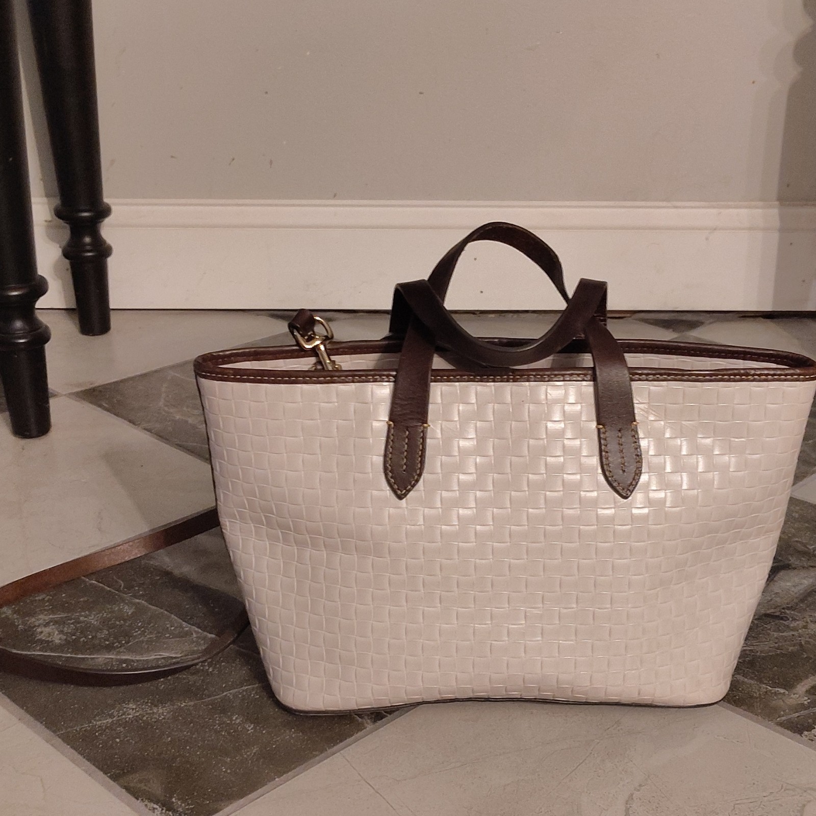 Dooney & Bourke White Tote Zip Brown Handles Detachable Strap Red Lining Gold
