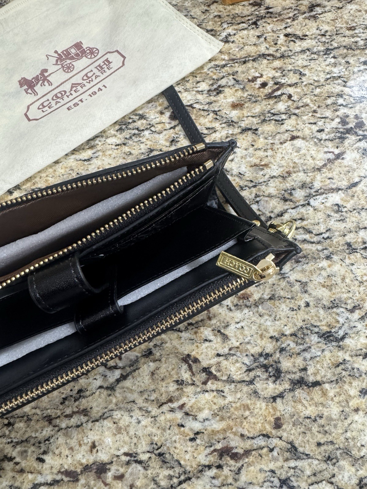 Cartera/Wristlet Coach Signature Café – Elegancia y Funcionalidad
