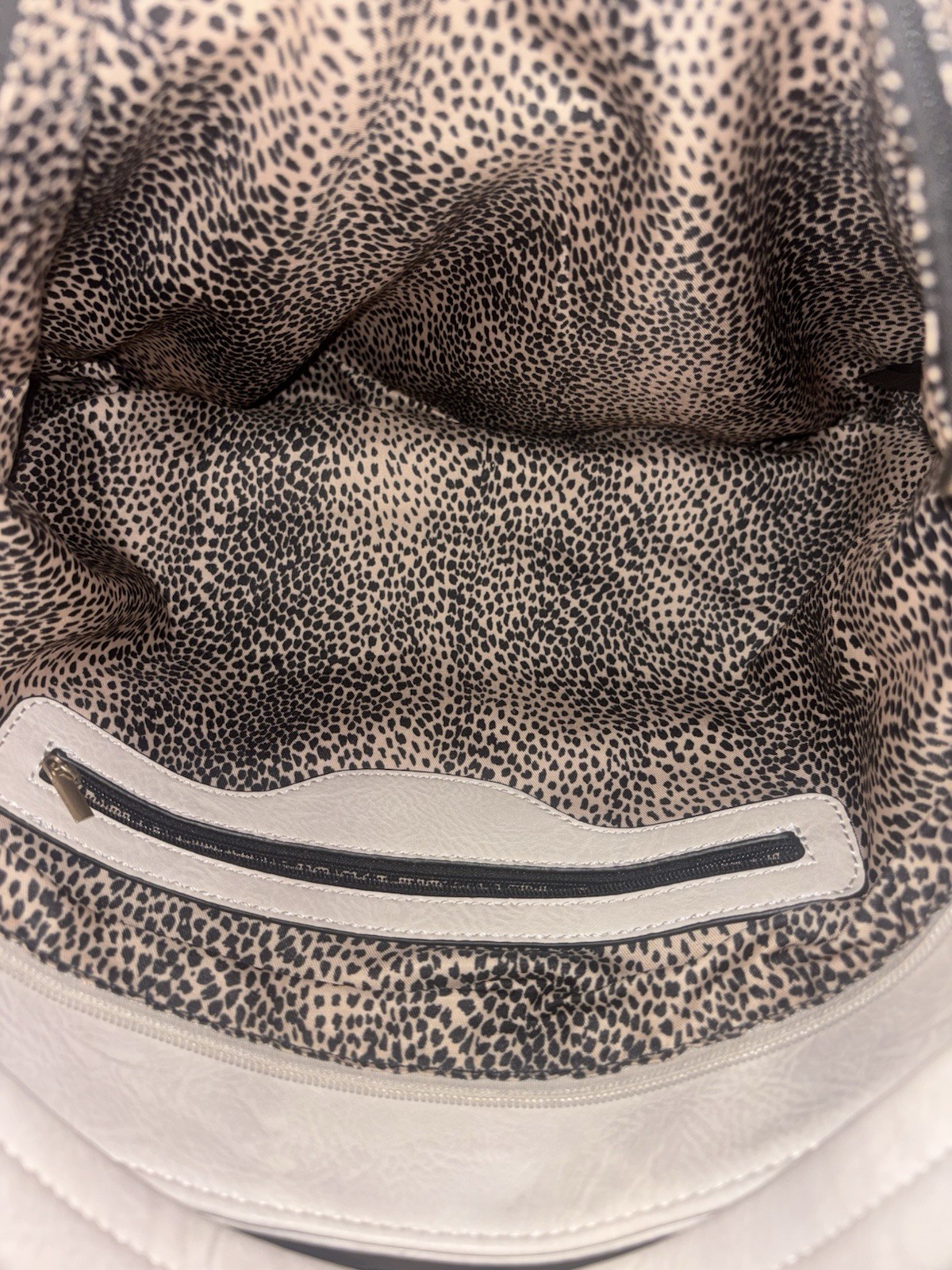 White Medium Crossbody/Shoulder Bag, Zip Closure, Gold HW, Wristlet, Pockets