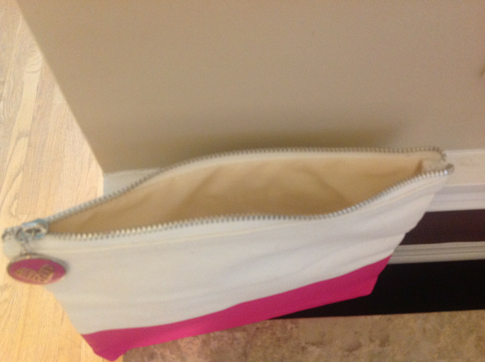 NWOT CREATOLOGY ZIPPERED MAKEUP CASE POUCH BAG “SWEET STUFF” PINK AND WHITE