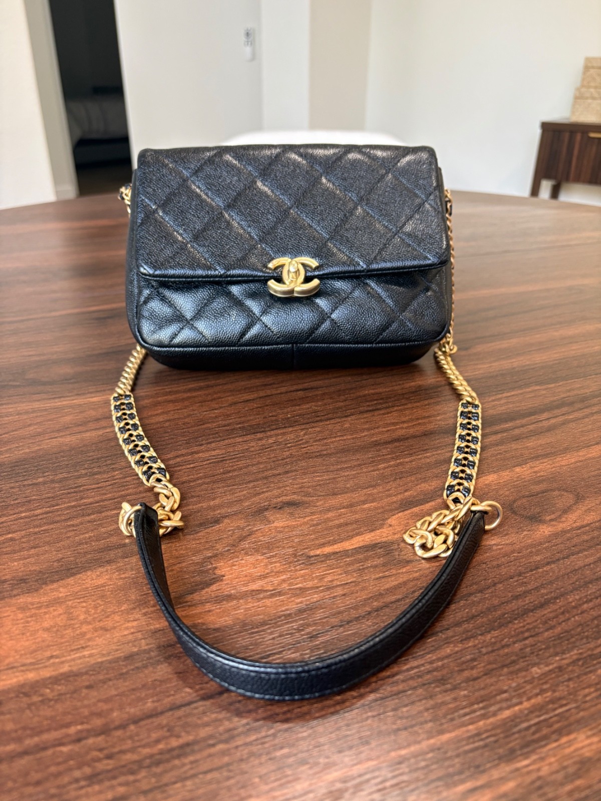 Chanel Small Flap Bag (22P). Black with gold hardware l. Authentic with tag