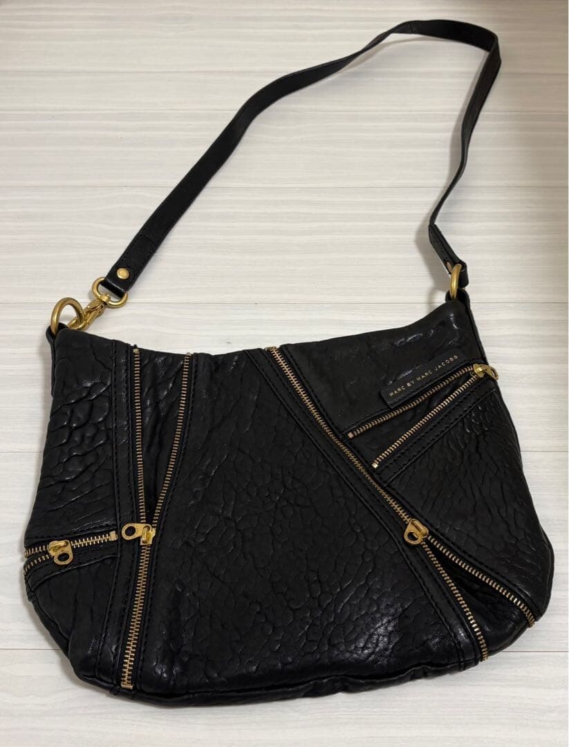 Marc by Marc Jacobs Black Leather Shoulder Bag Gold Hardware Inner Pocket