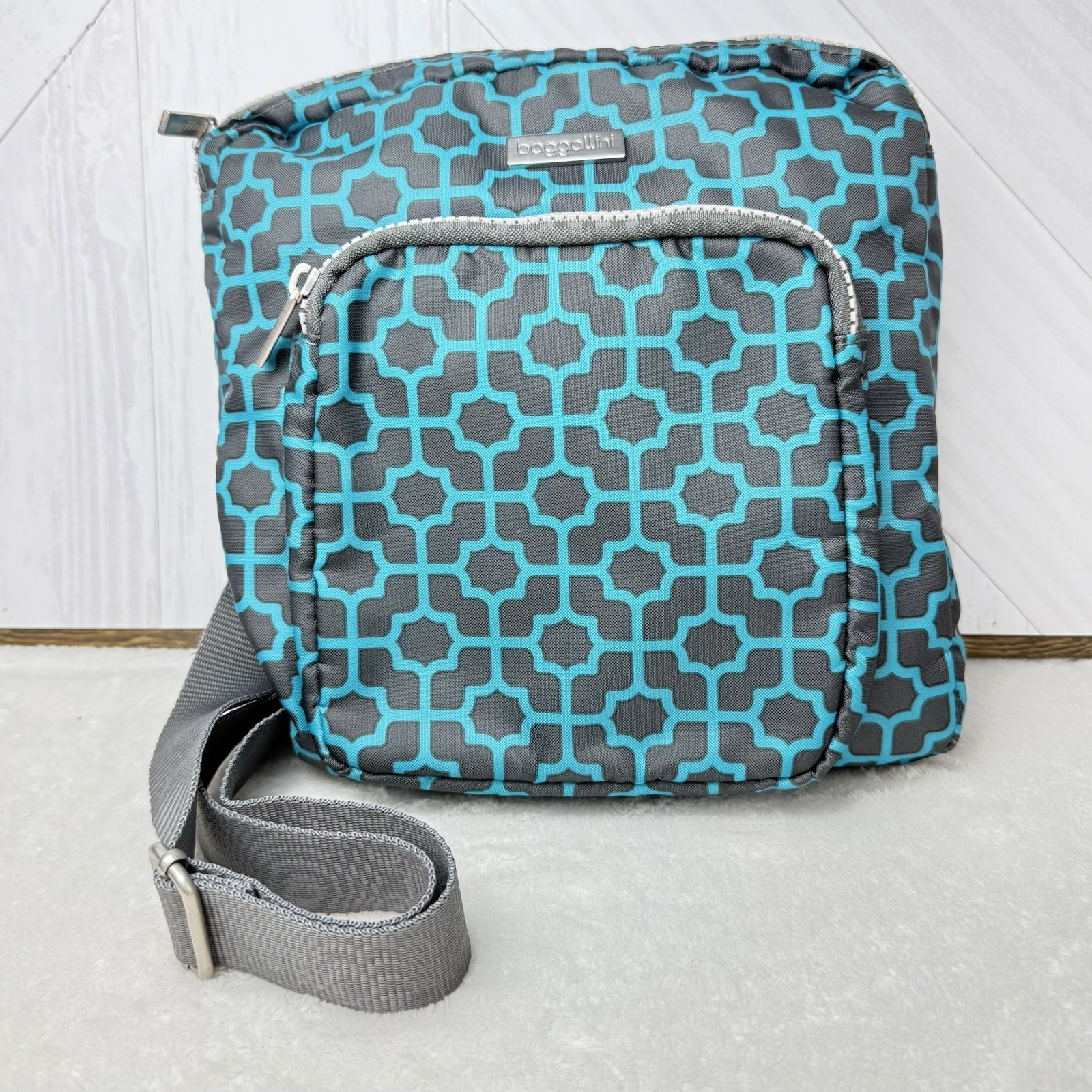 Baggallini Crossbody Bag Blue/Turquoise~Gray Geometric Pattern Adjustable Strap