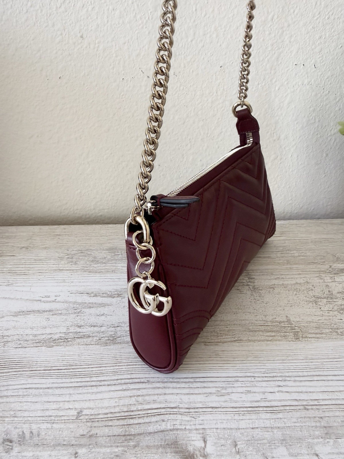 New Gucci Marmont GG leather small shoulder bag with chain, burgundy