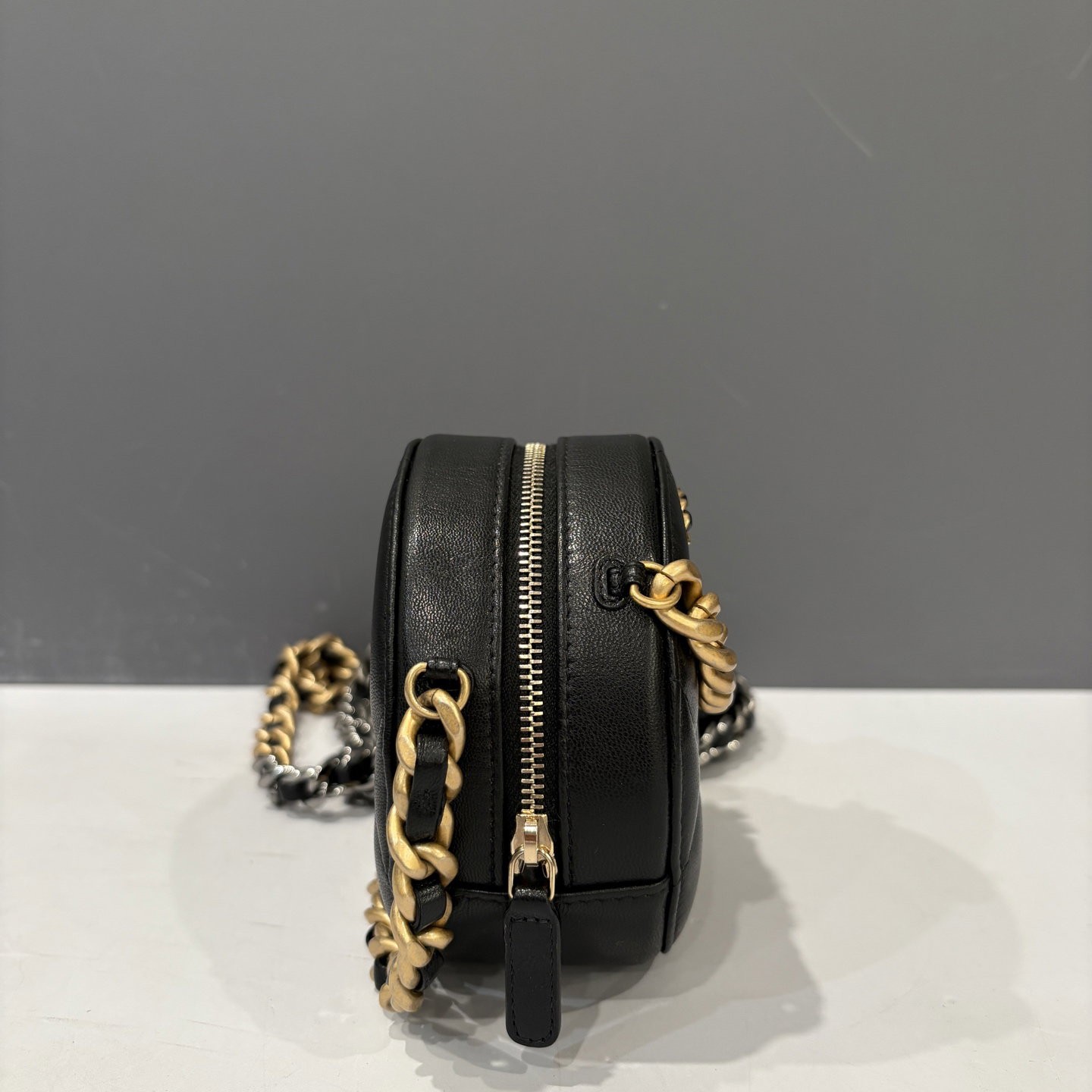 Chanel 19 Round Clutch With Chain Black Lambskin (kc033026c0)