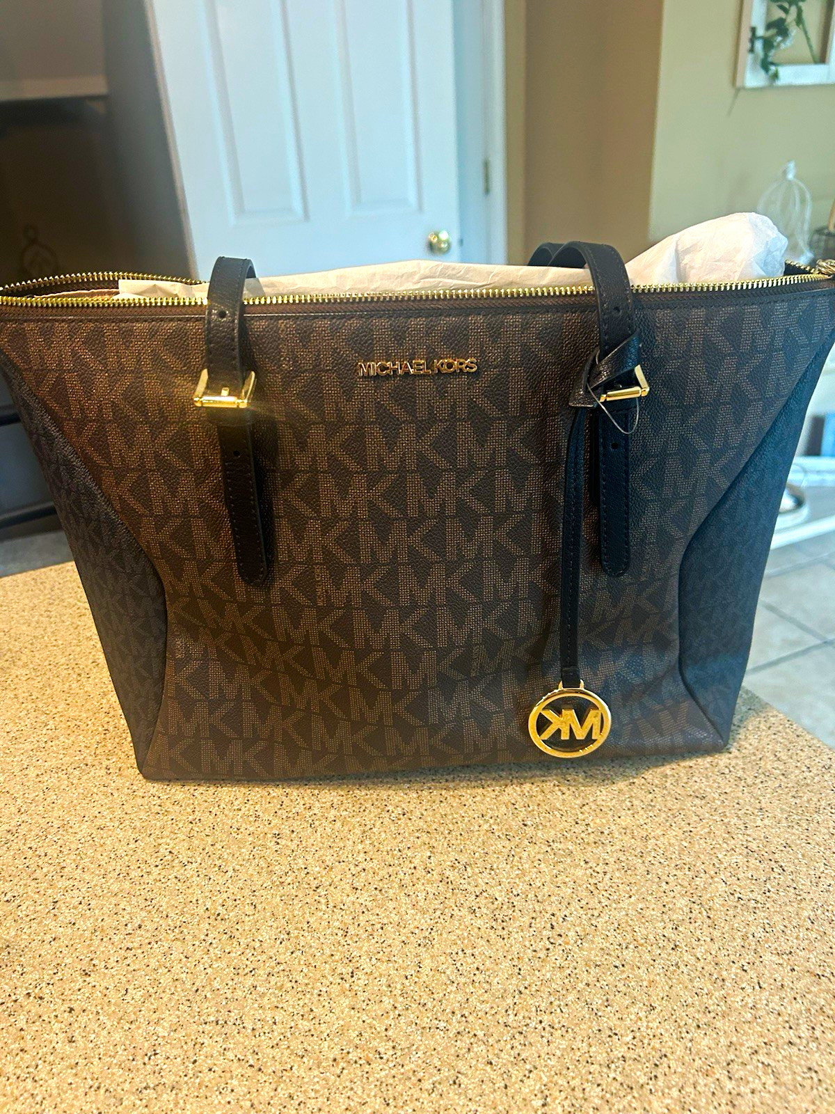 Michael Kors Signature Monogram Tote Brown/Black Zip Hang Tag Gold HW Pockets