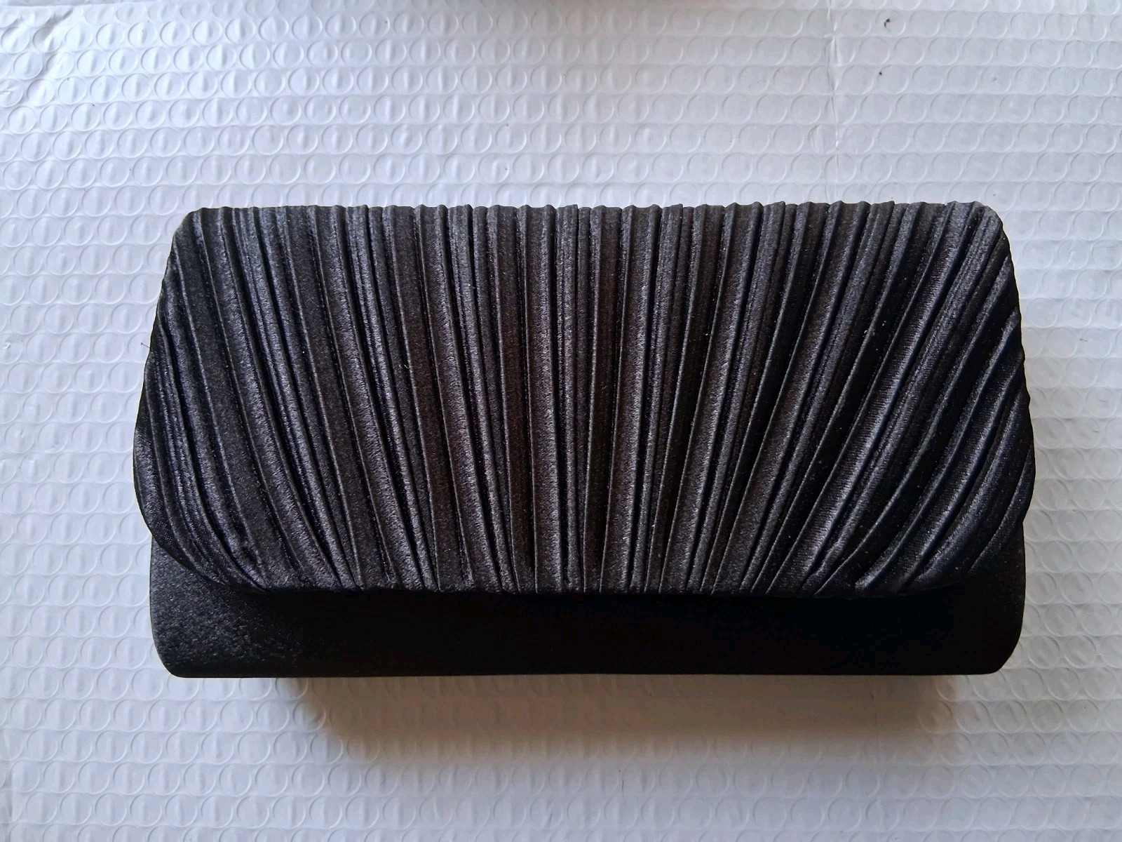 Elegant Pletted Clutch Purse Formal/ Evening. Silver Toned 18 ‘ Shoulder Chain