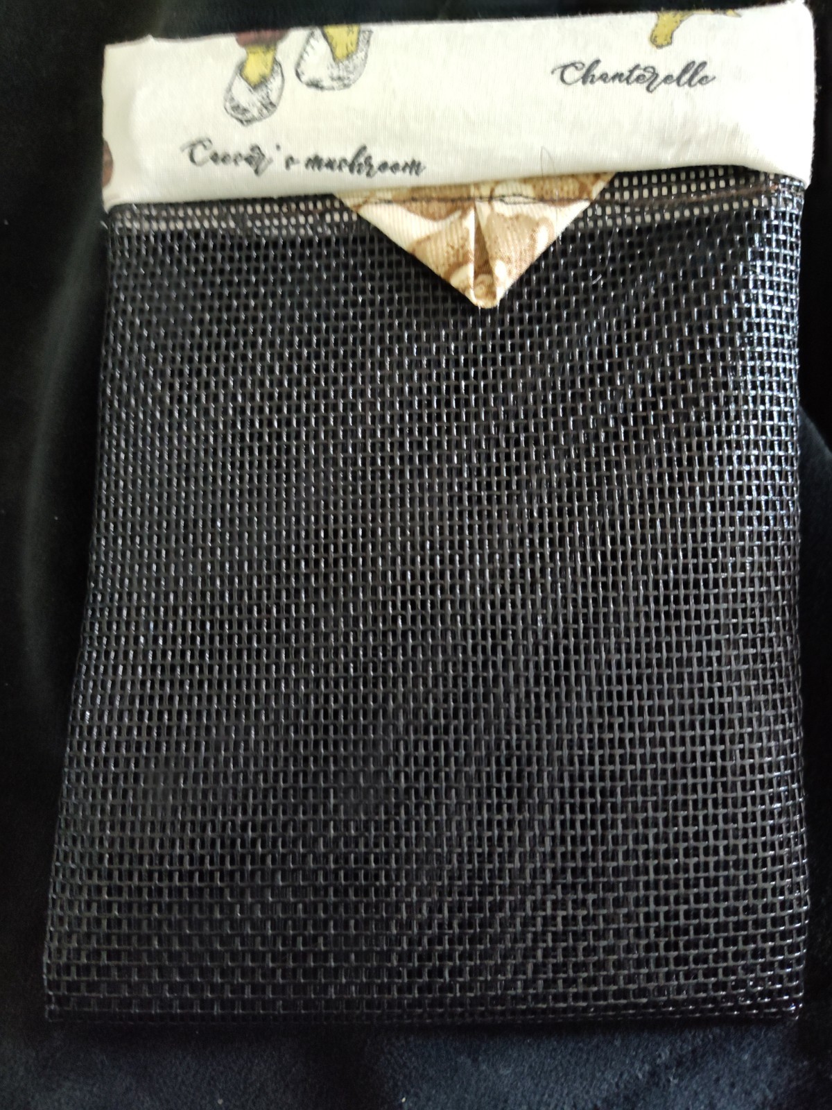 Mesh Pouch With ‘Kiss’ Clasp -Mushroom Print Hem