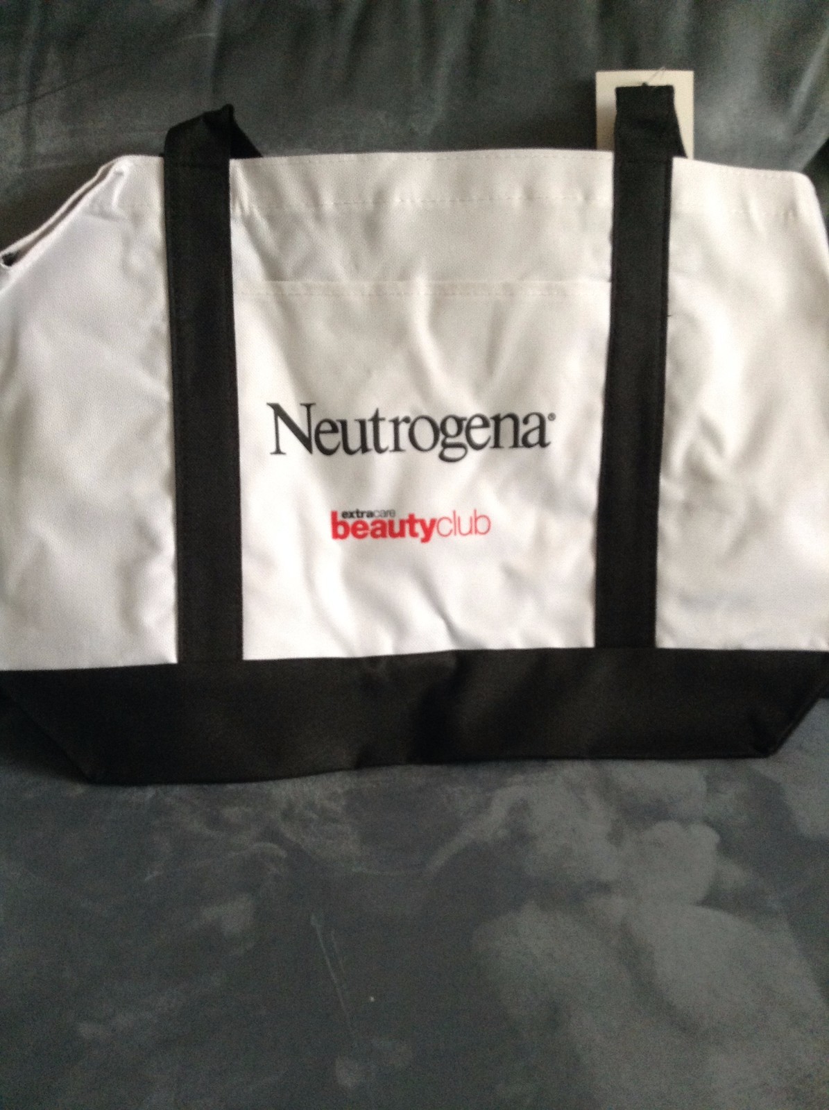 CVS NEUTROGENA BEAUTY CLUB WHITE AND BLACK TOTE BEACH BAG – NEW WITH TAGS