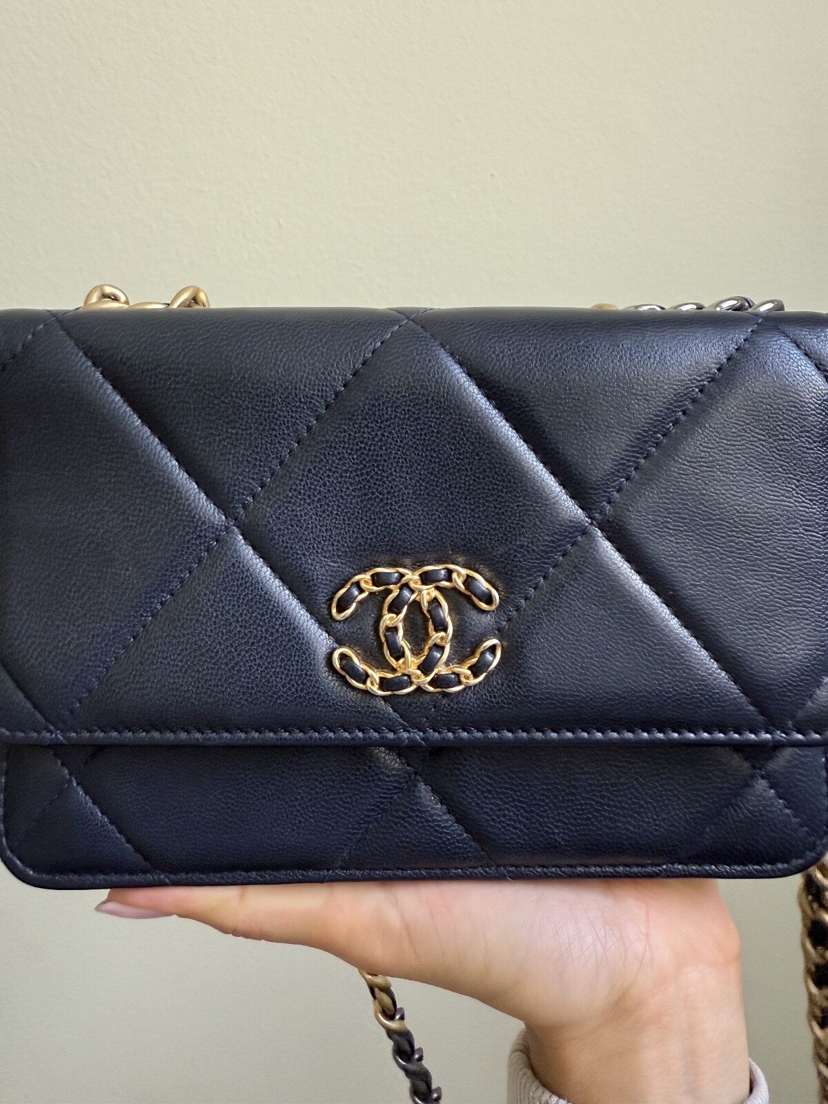 CHANEL 19 Wallet On Chain Navy Lambskin