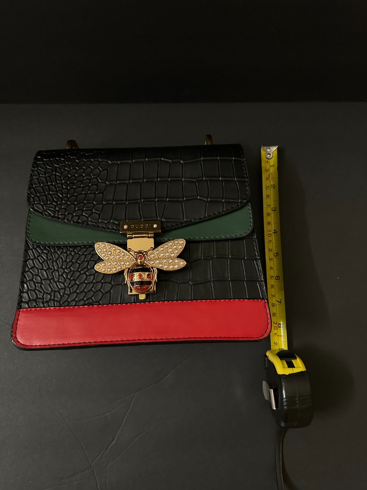 👜 Elegant Bee Clasp Women Shoulder Bag – Statement Piece with Timeless Charm