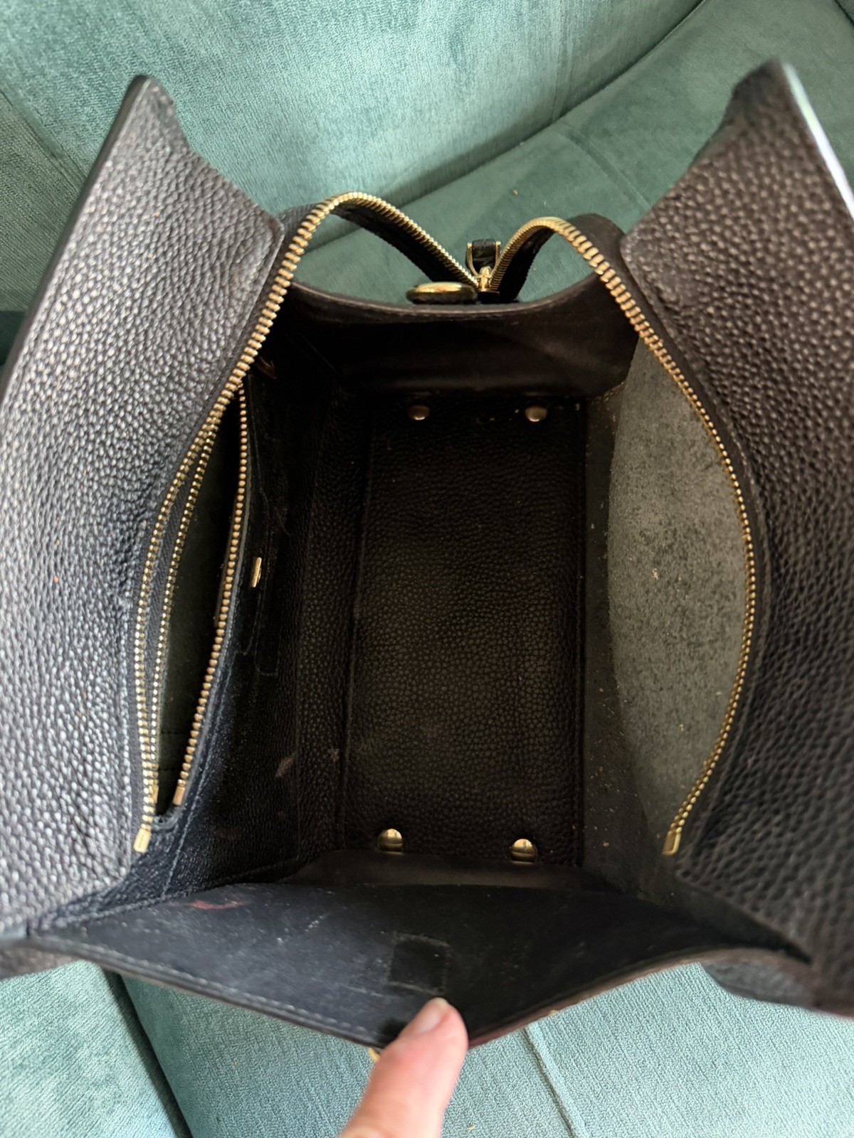 SALVATORE FERRAGAMO Medium Black “AMY” Tote – Excellent!