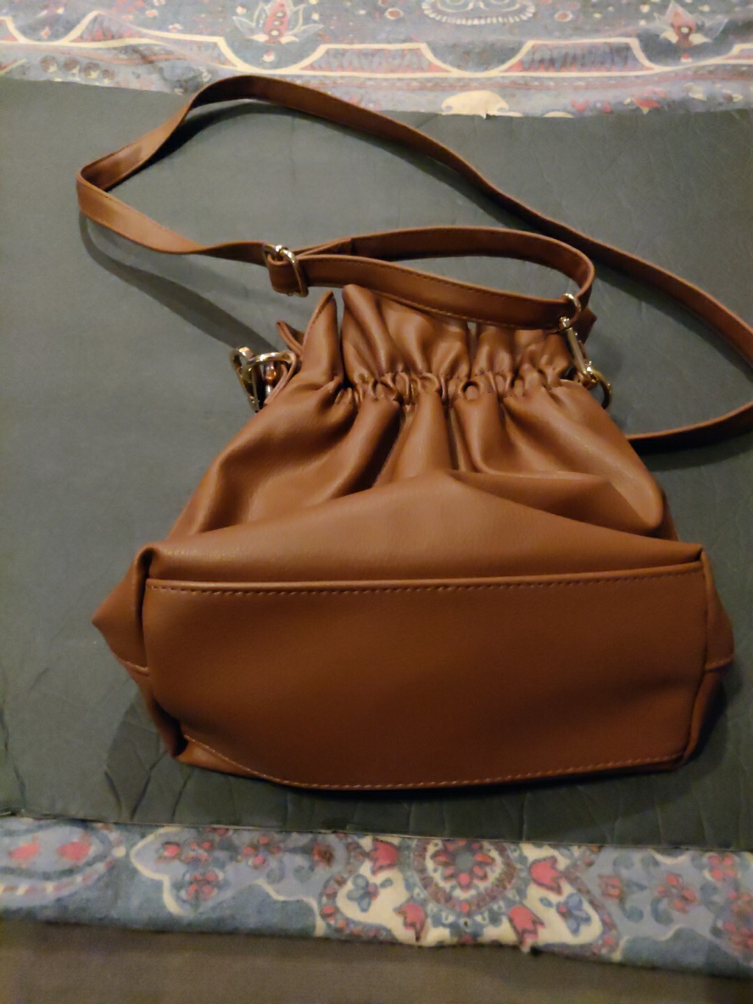 No Boundaries Women’s Drawstring Crossbody Handbag Brown Tortoise Chain