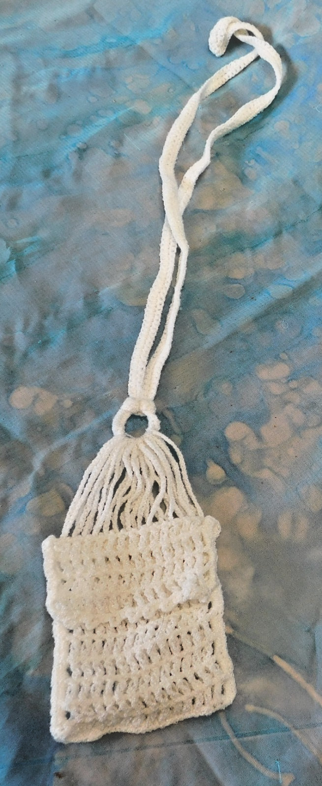 NEW CROCHETED 4″ X 3″ BAG WHITE TOP OPENING FAUX FLAP 21″ TOTAL LENGTH