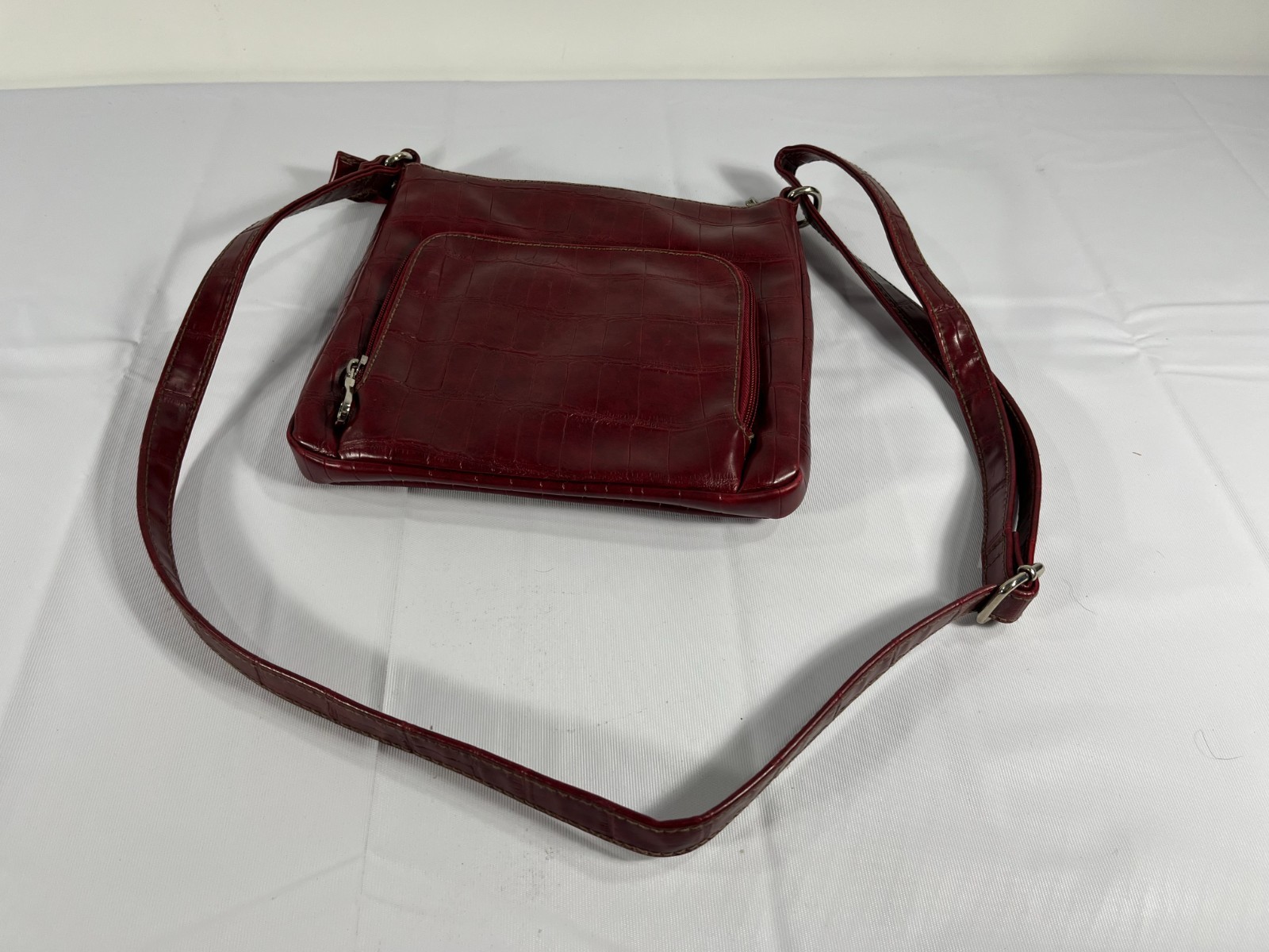 Relic Crossbody Purse Burgundy Faux Leather 8.5 x 8.5in 5 Zippered Pockets