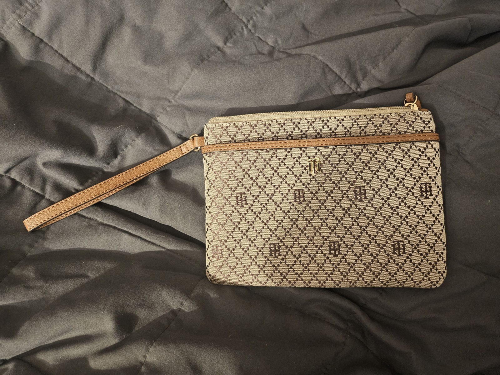 TOMMY HILFIGER Wristlet Handbag Clutch Wrist Strap design 9×6.5in