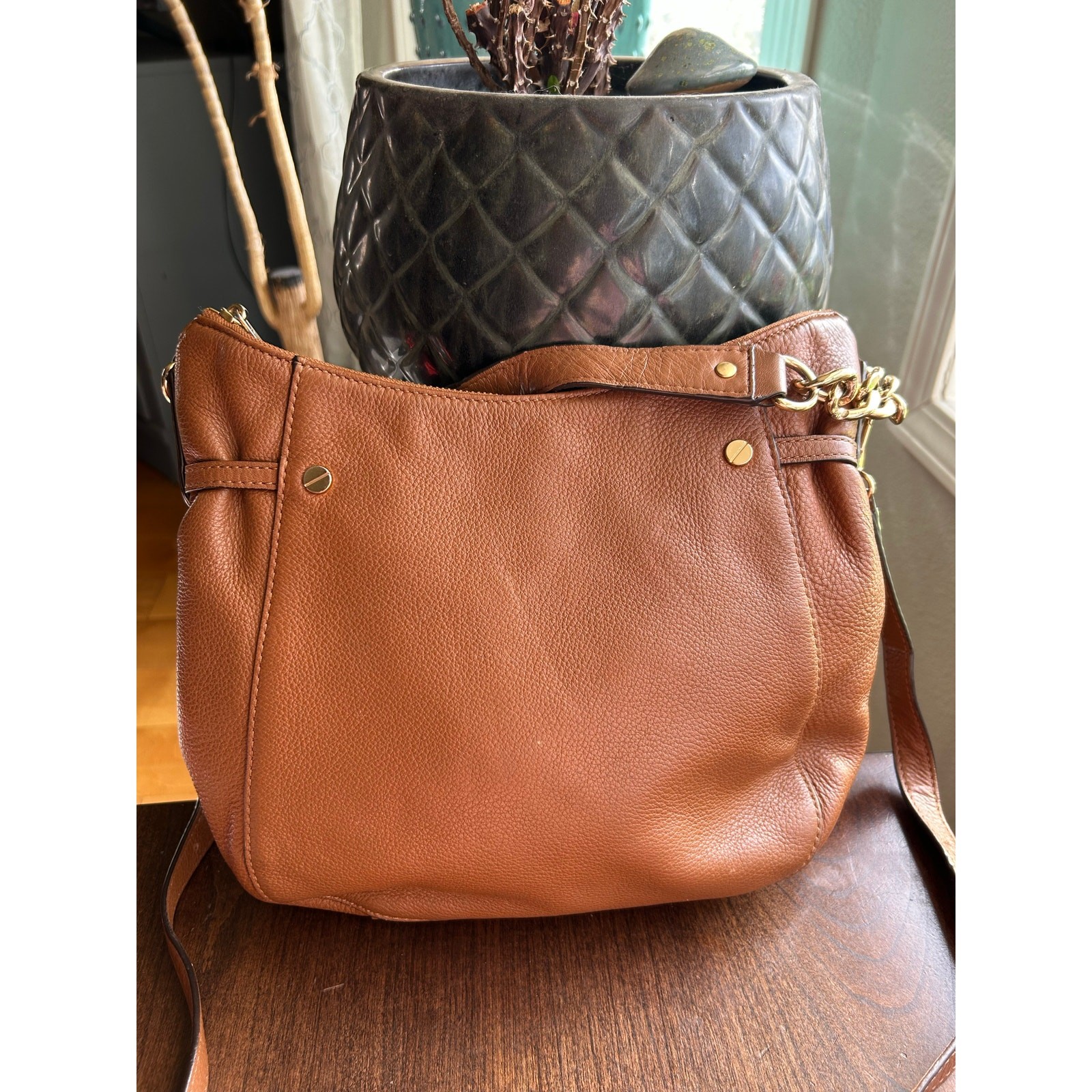 Authentic Michael Kors shoulder handbag Model AV-1405 brown gold