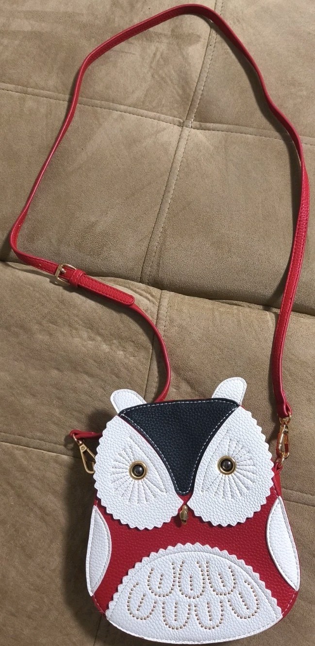 Mellow World “Owlet” zip top faux leather crossbody bag in red. Approx 7″X8″X2″.