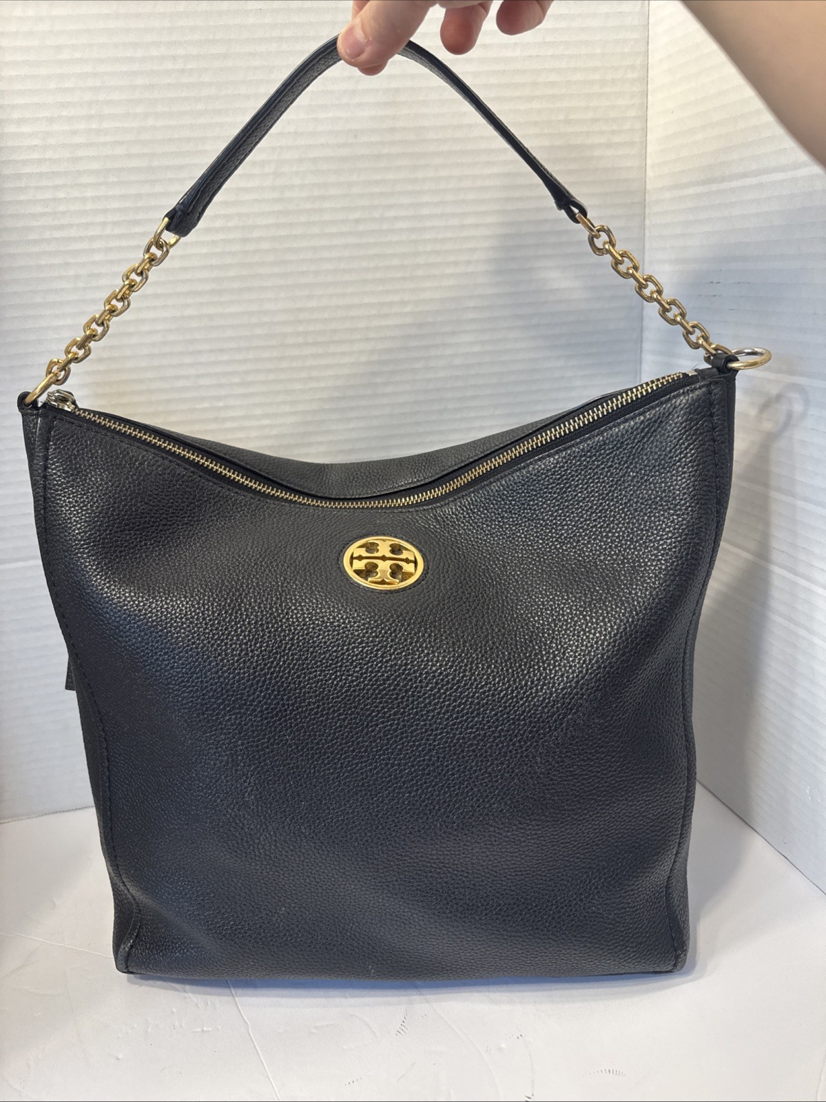 Authentic Tory Burch carter hobo shoulder bag in Black Leather gold Chain tote