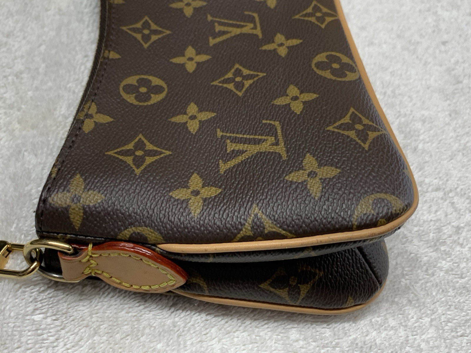 Louis Vuitton Monogram Pochette Liv Shoulder Chain Bag