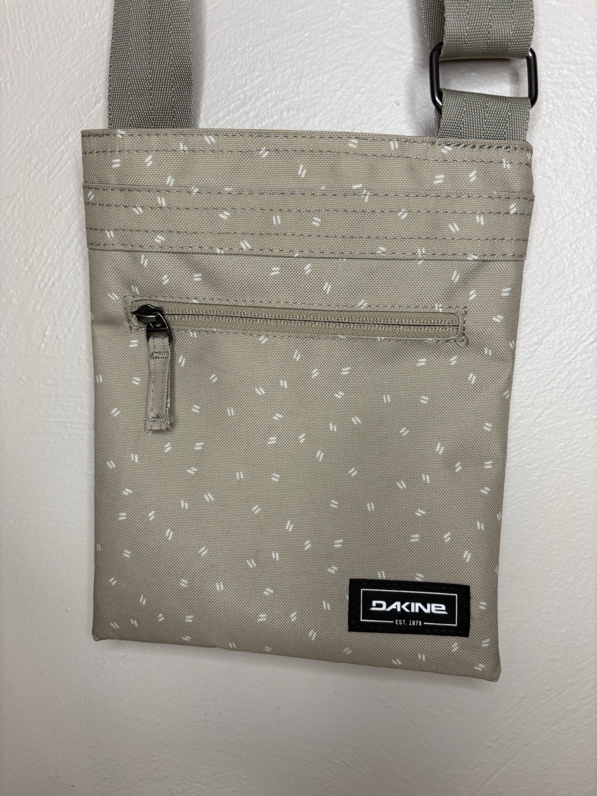 Dakine Jive Crossbody Purse Bag Gray / Beige Shoulder, Adjustable Strap Used
