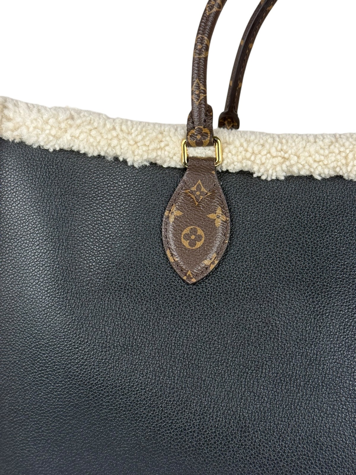 Size GM – Louis Vuitton OnTheGo Black Leather 2020 Teddy Collection – Pre-Owned