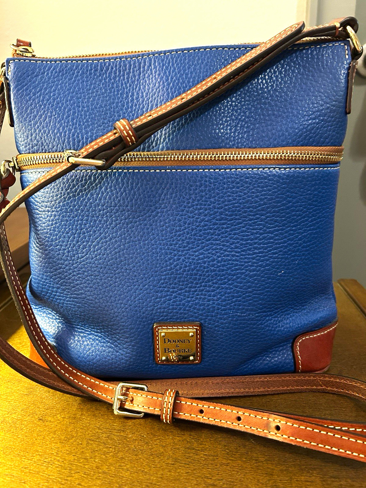 Dooney & Bourke Blue Pebbled Zip Crossbody Bag Brown Strap Gold Hardware Dust