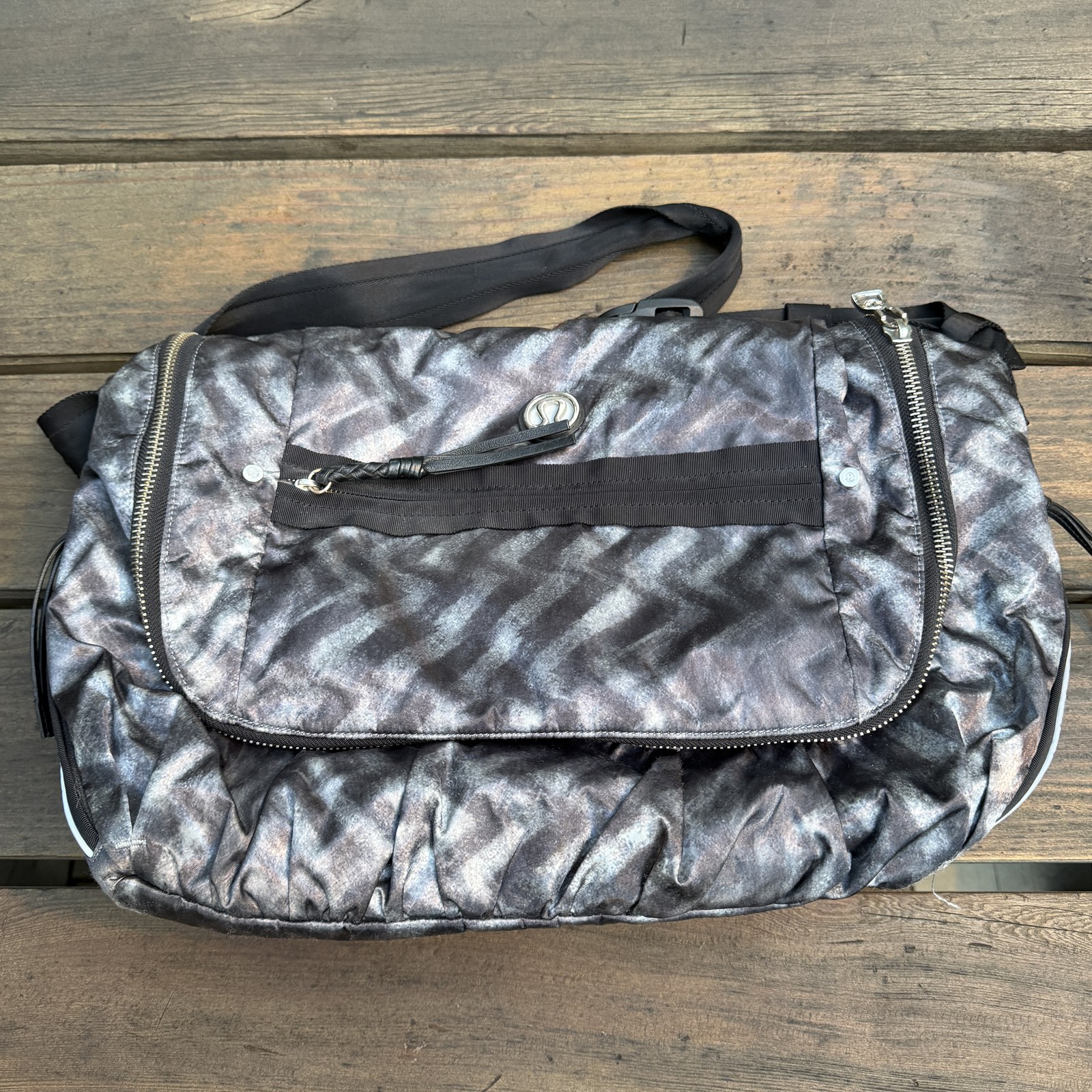 Lululemon Urban Warrior Messenger Bag Gray Chevron Print Silver Hardware