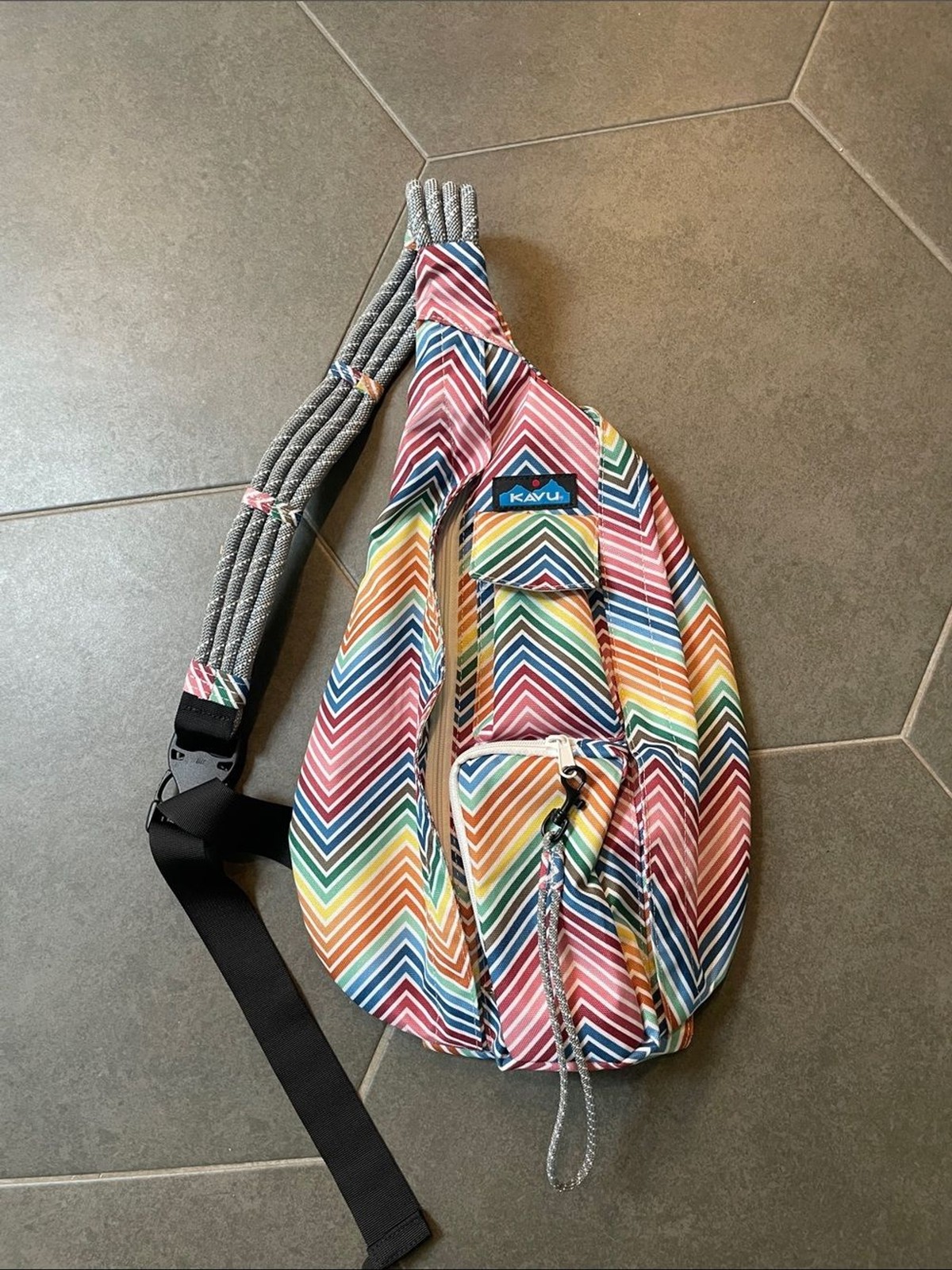Kavu Multicolor Chevron Rope Sling Bag – Rainbow Stripe