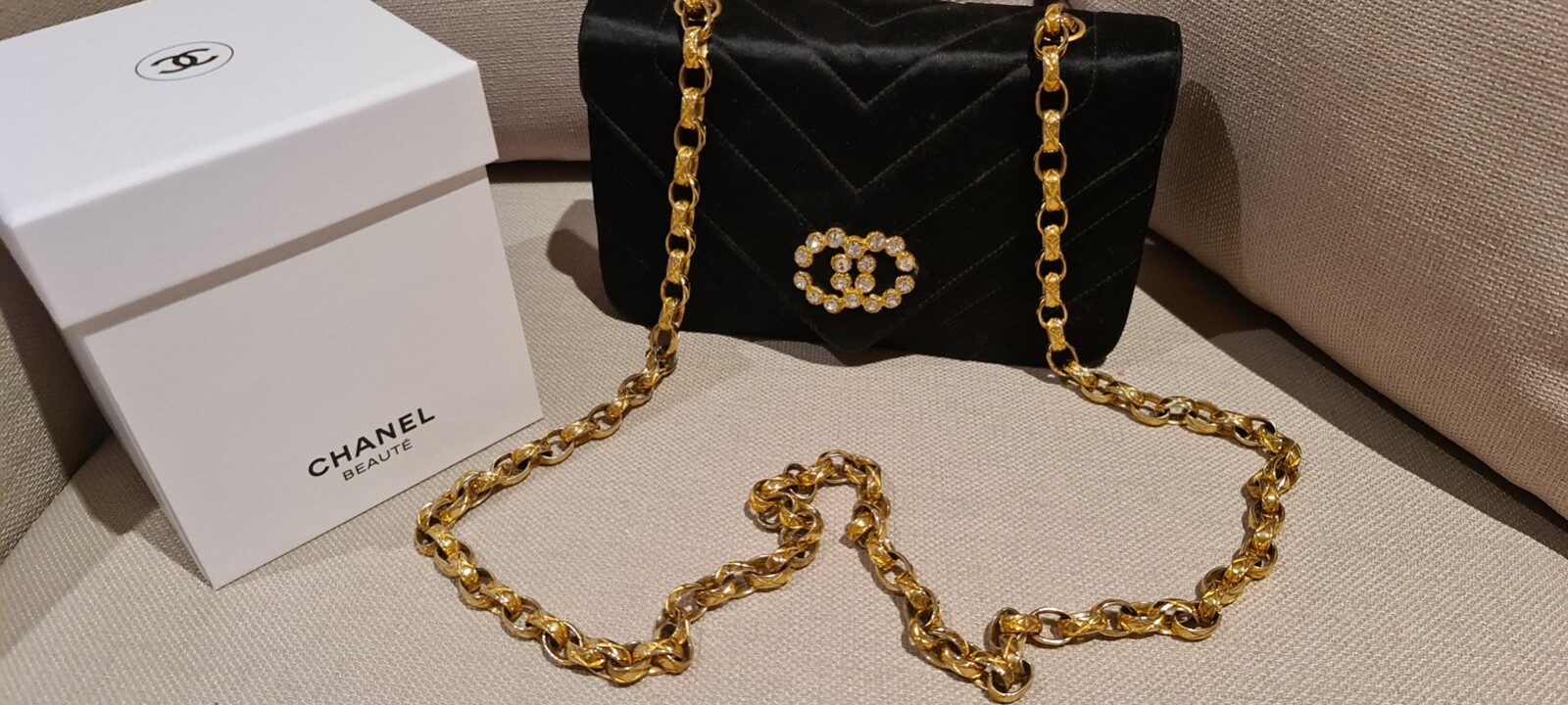 VINTAGE CHANEL BAG WITH CRYSTALS CC LOGO AND 24K BIJOUX CHAINS