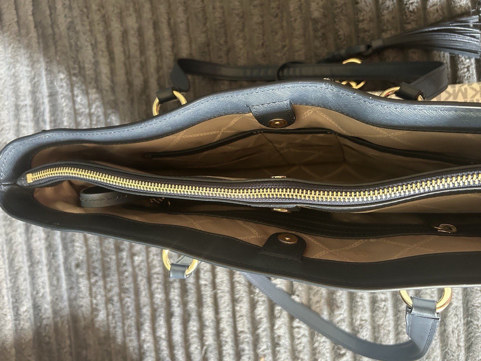 Michael Kors Voyager Large Color-Block Signature Logo Tote Bag. White/Navy