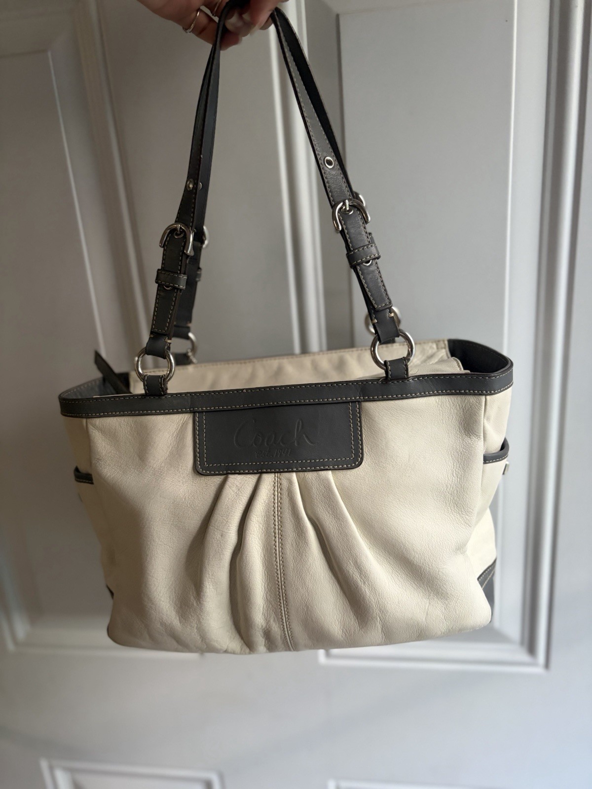 pre-owned COACH Pleated Gallery East/West tote in white and gray leather Inside