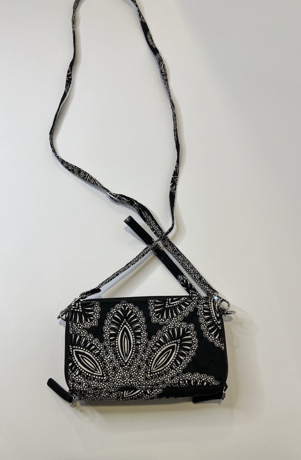 EUC Vera Bradley Blanco Bouquet Black & White Crossbody Tri-fold Wallet