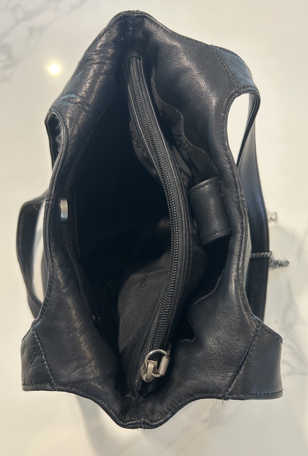 Vintage Fossil 75082 Black Leather Flat Bottom Hobo/Shoulder Bag w/ Key Charm