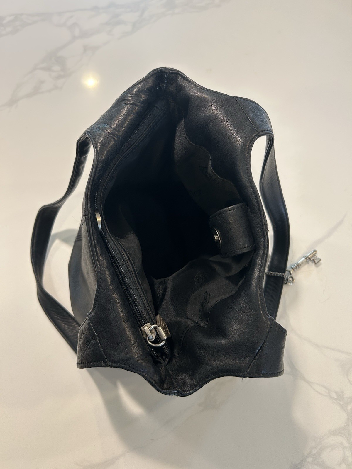 Vintage Fossil 75082 Black Leather Flat Bottom Hobo/Shoulder Bag w/ Key Charm