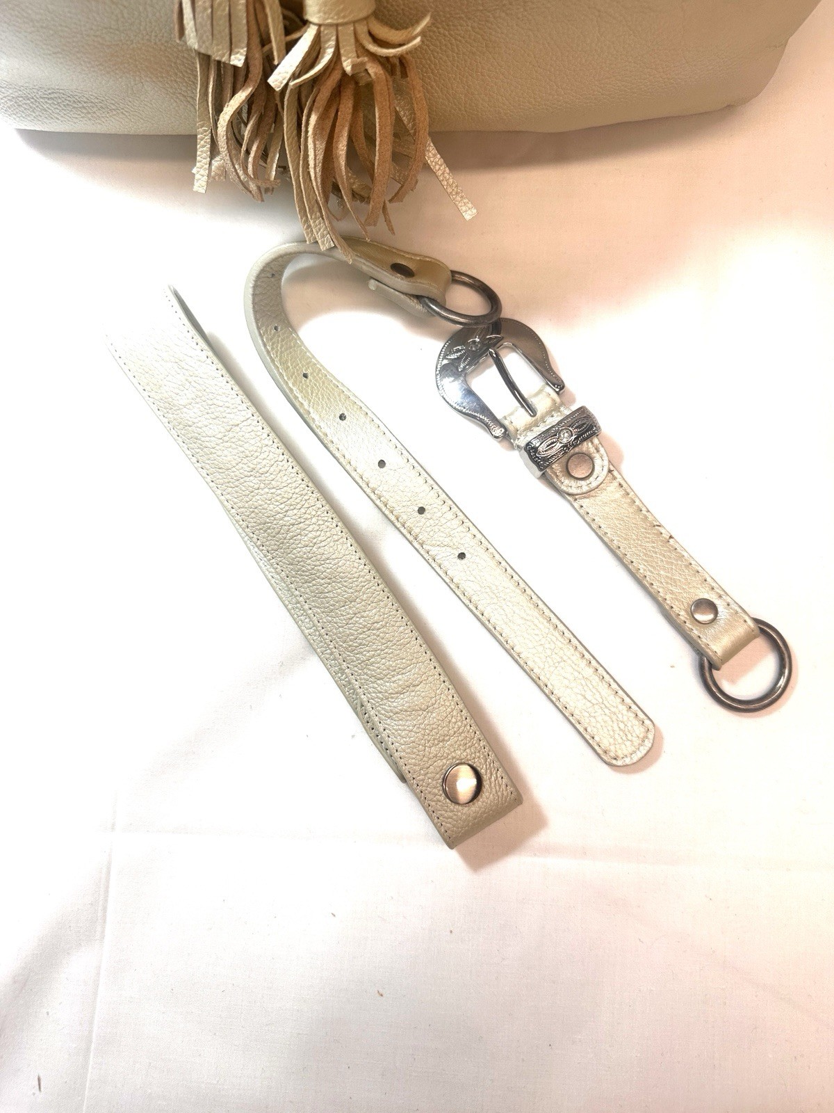 FzNd Large White Bag Purse With Dust Bag. Several additional handles. Prime cond