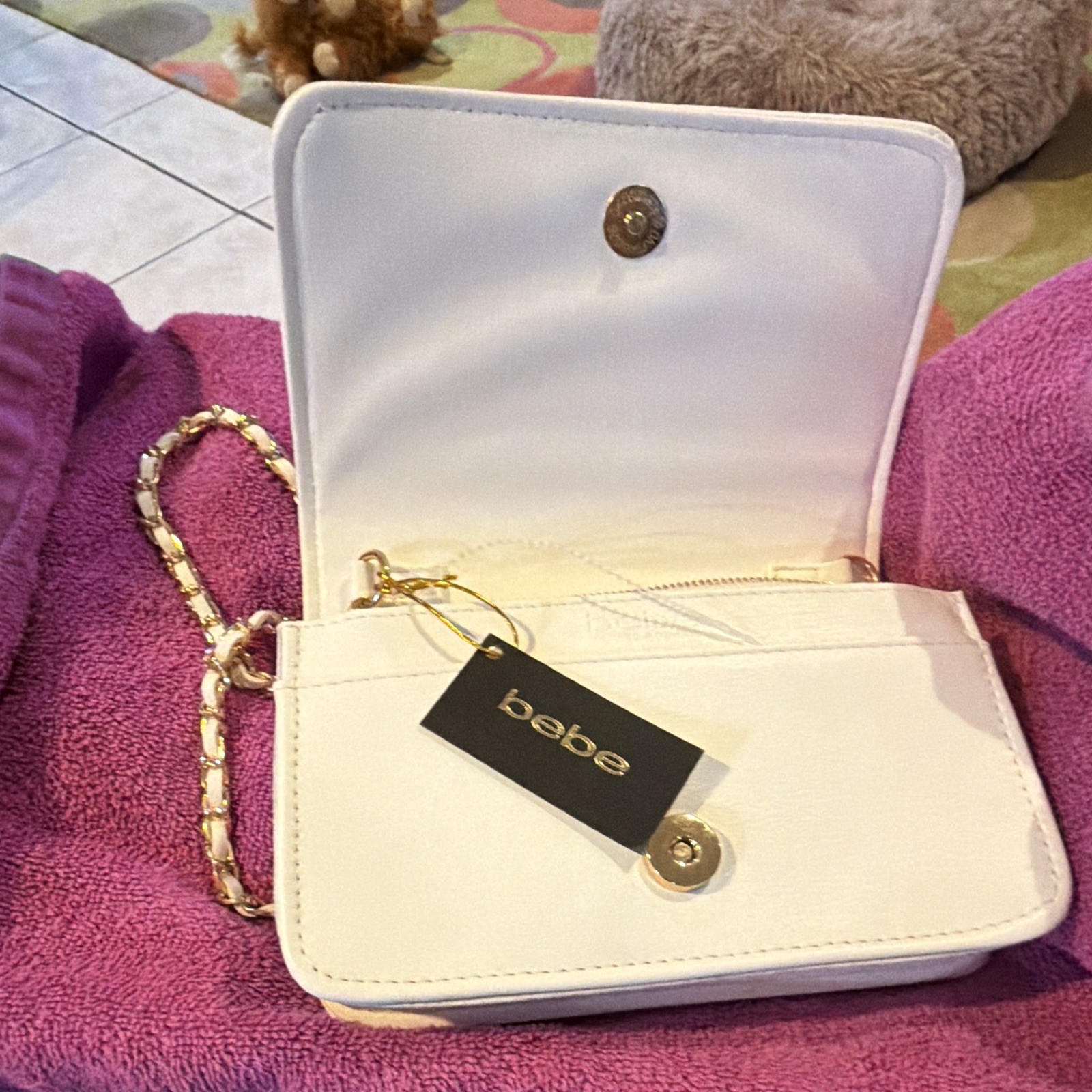 bebe White Quilted Crossbody Bag Chain Strap Gold Hardware Magnetic