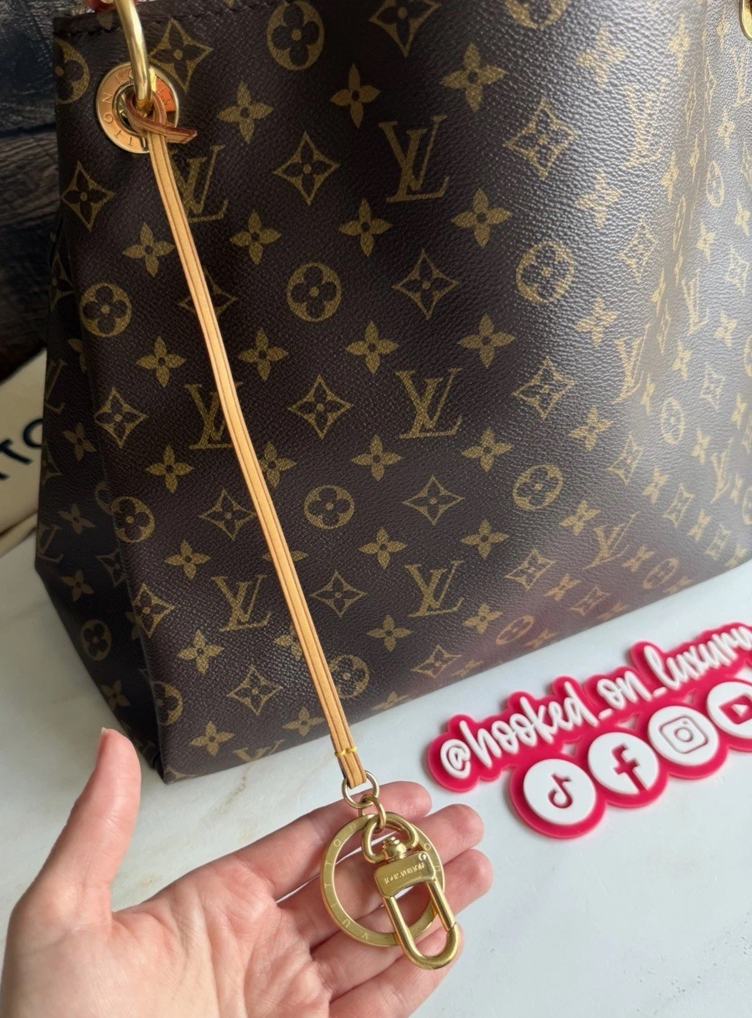 Authentic Louis Vuitton Artsy MM Monogram Hobo Canvas Shoulder Tote Handbag