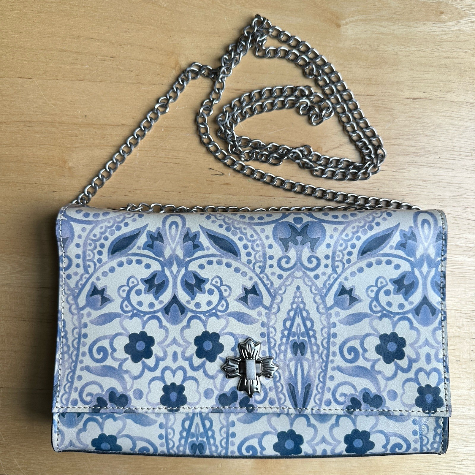 Patricia Nash Giada Crossbody Bag Purse 9×6 Inch Grain Leather Floral White Blue